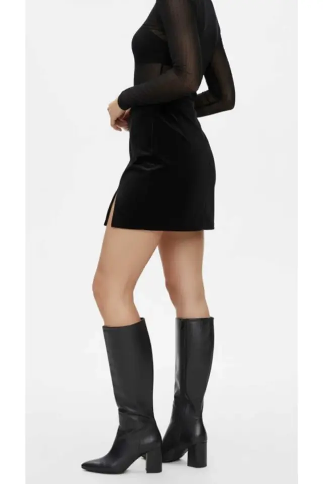 Diz Üstünden Yırtmaçlı Kadife Mini Etek